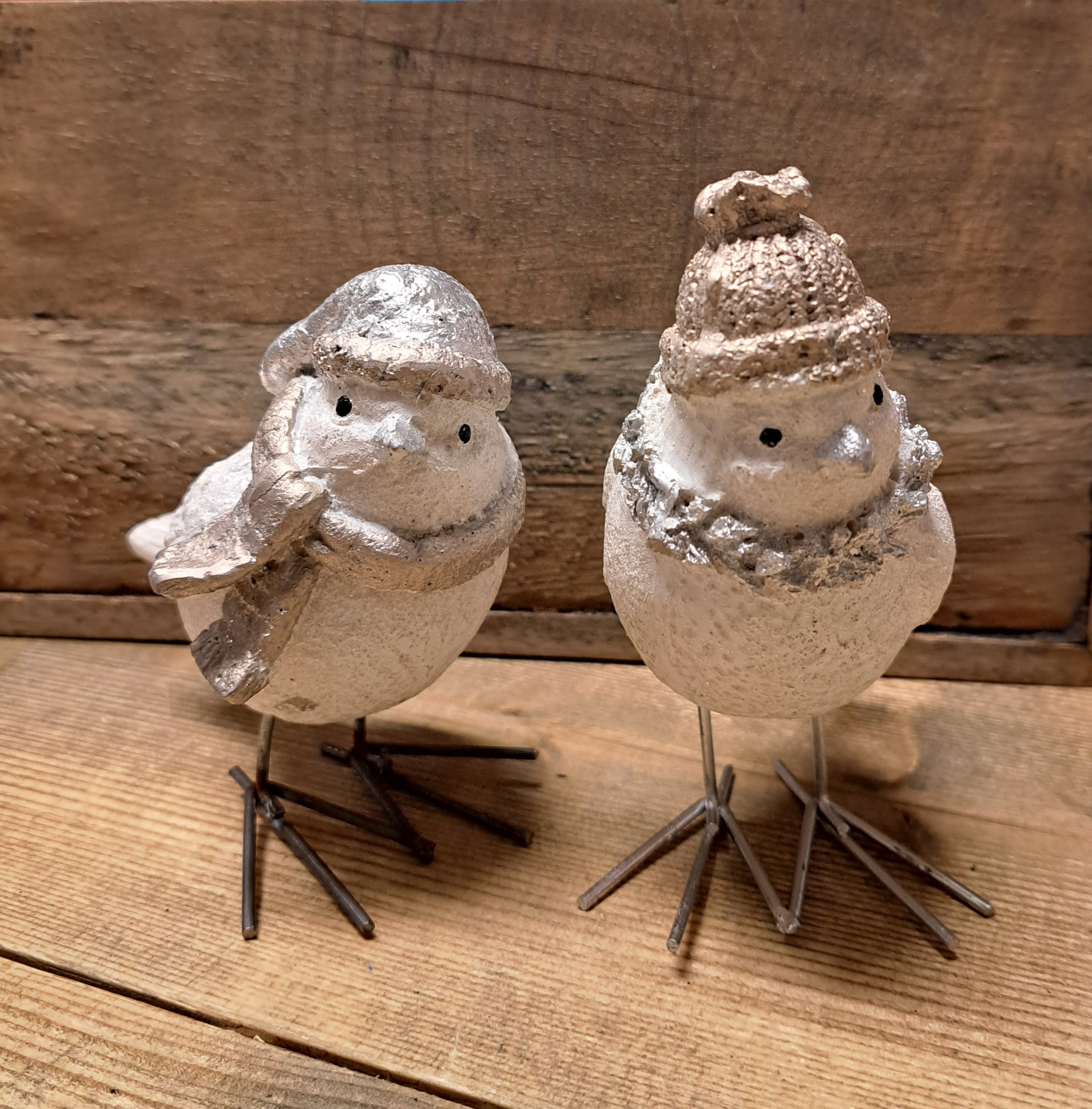 Kerstvogel met muts en krans