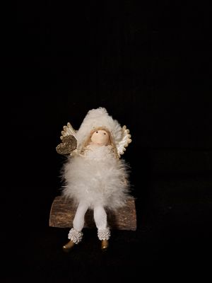 Engeltje op boomstam Engeltje op boomstam