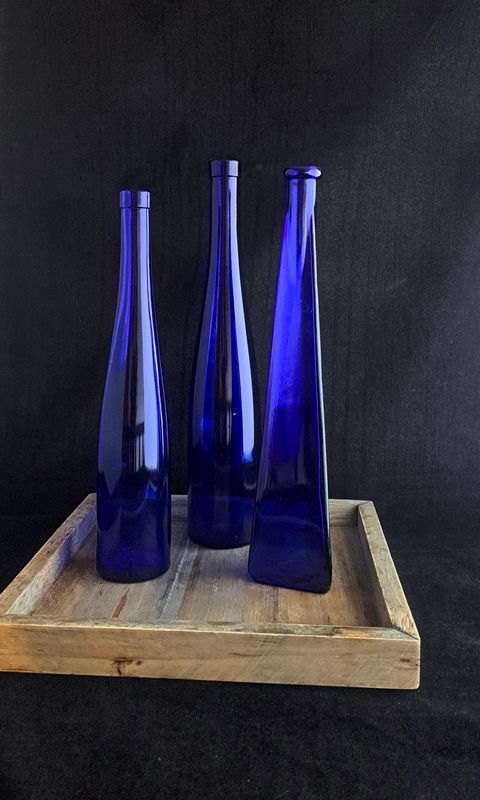 Drie blauwe flessen