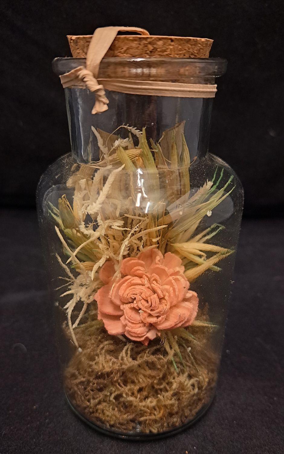 Flesje met gedroogde bloemen rose