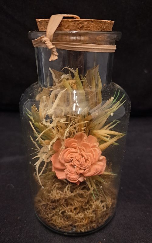 Flesje met gedroogde bloemen rose