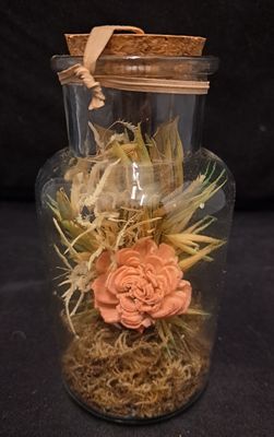 Flesje met gedroogde bloemen rose