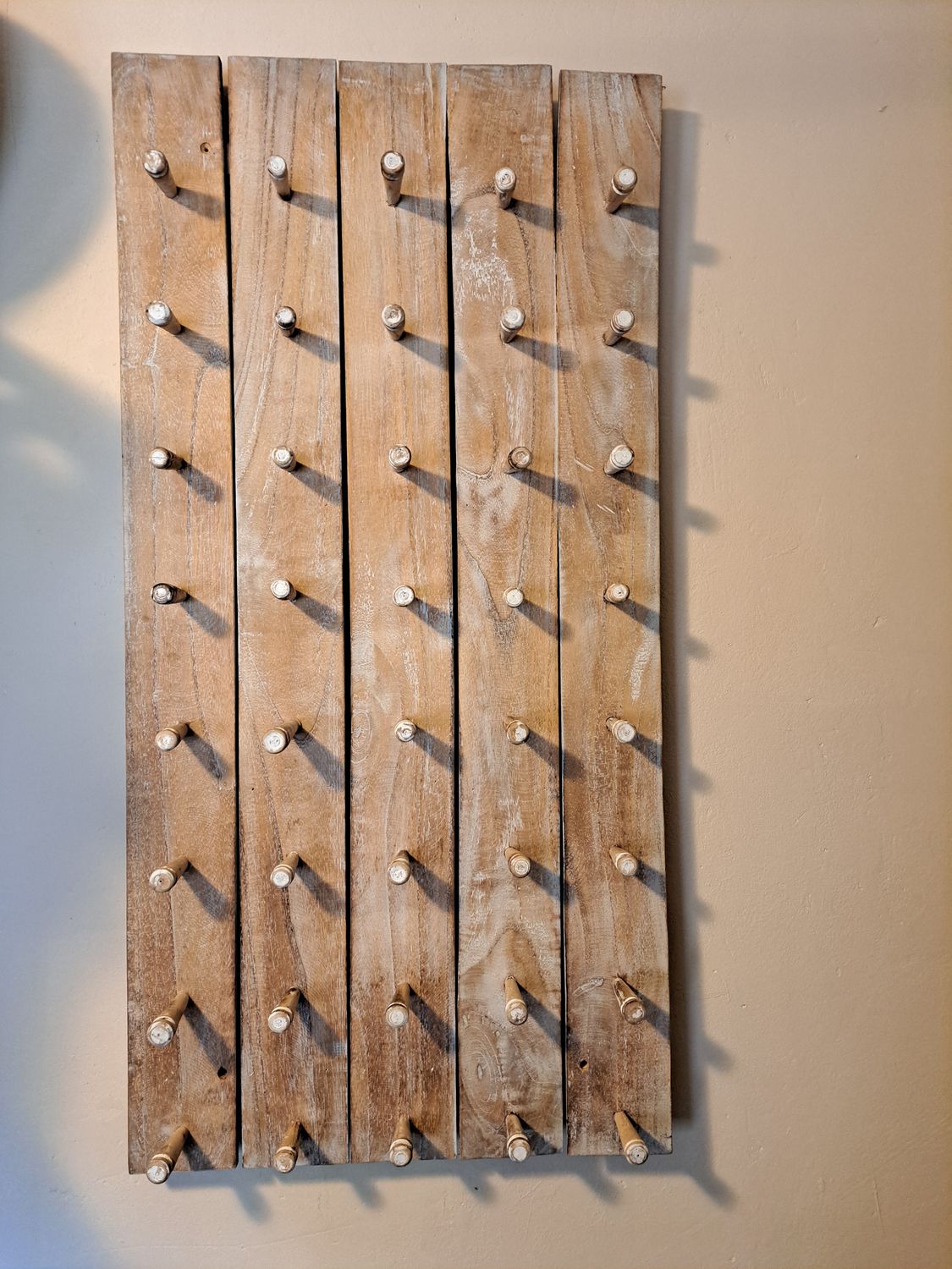 Houten bord met houten haken