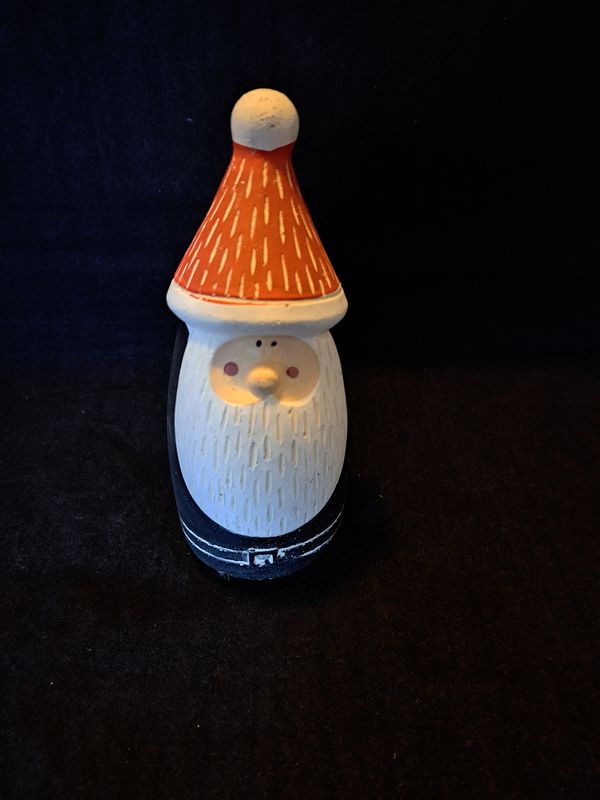 Kerstman beton met zwarte jas