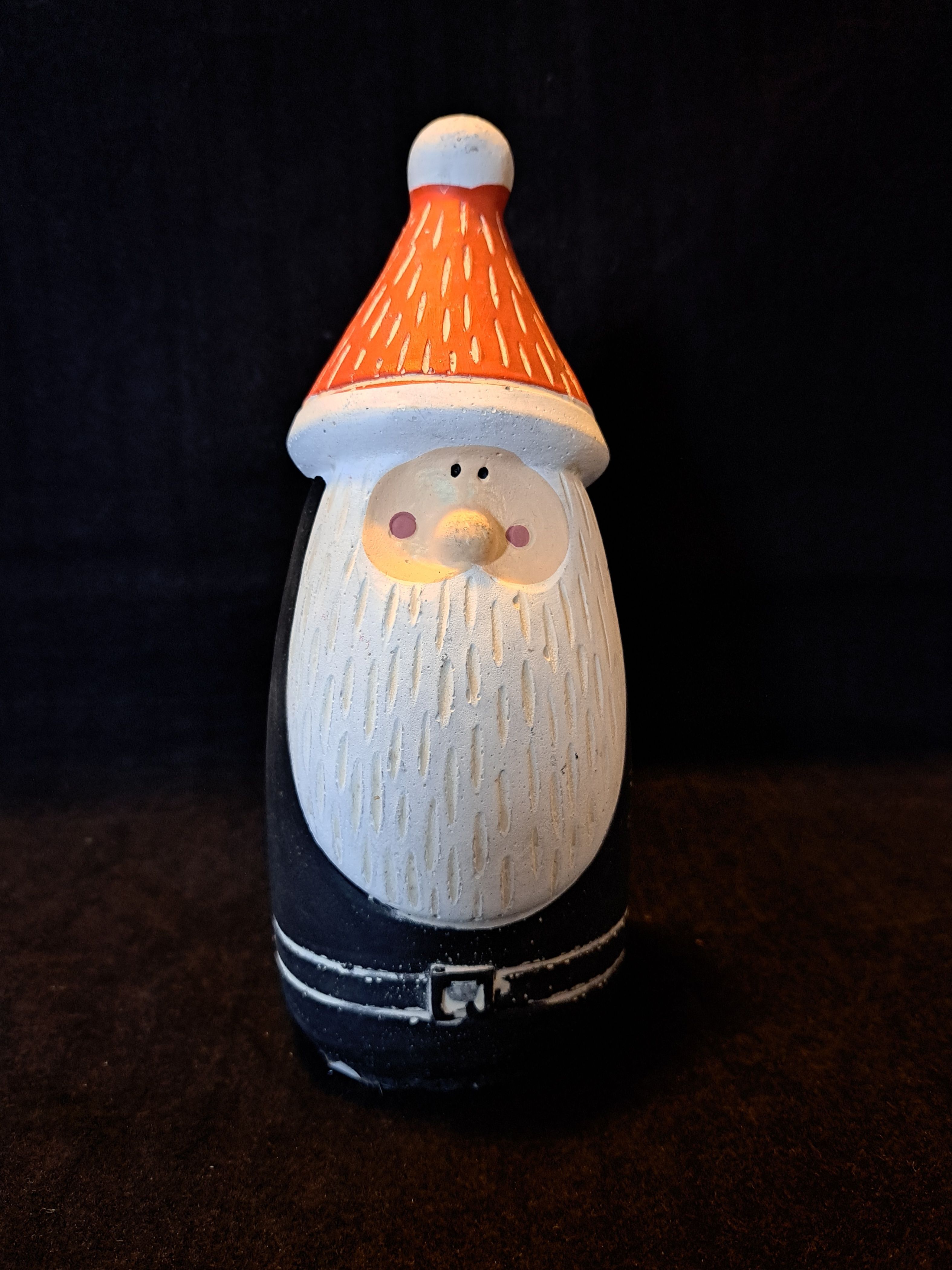 Kerstman beton met zwarte jas