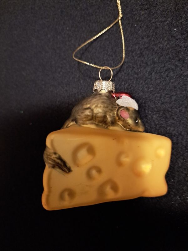Kerstbal muis op kaas