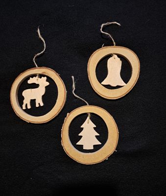 Drie houten kersthangers