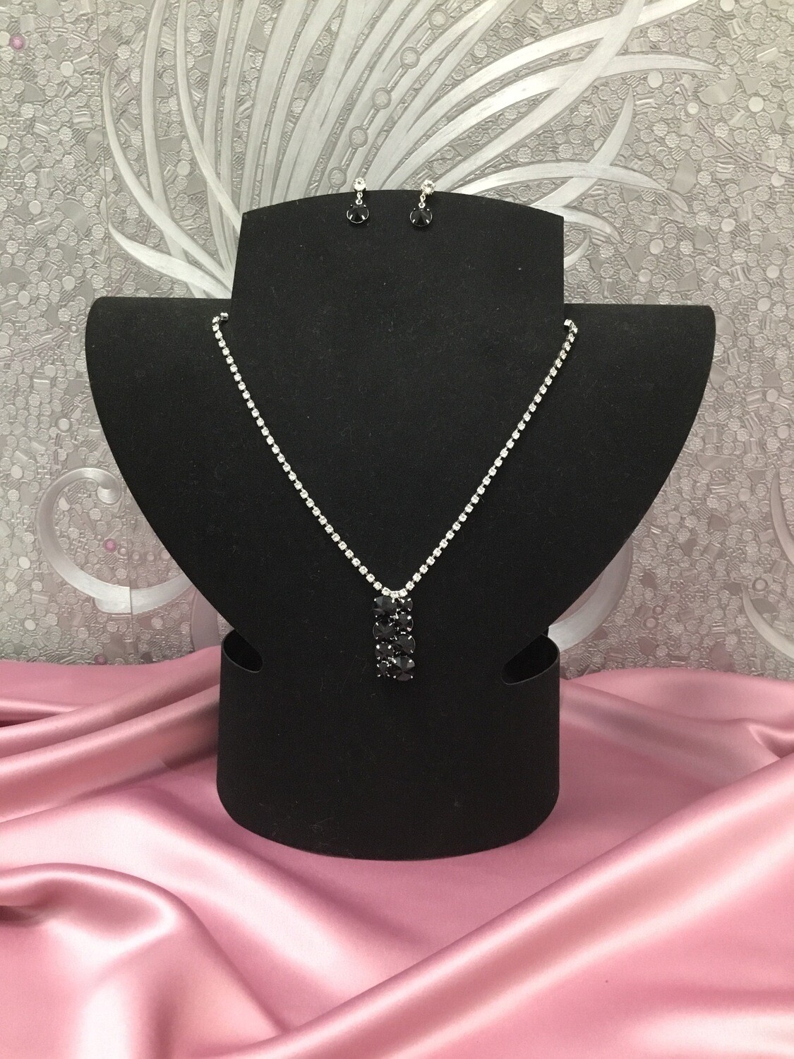 Schwarzes SWAROVSKI Collier mit Ohrringen Schwarzes SWAROVSKI Collier mit Ohrringen
