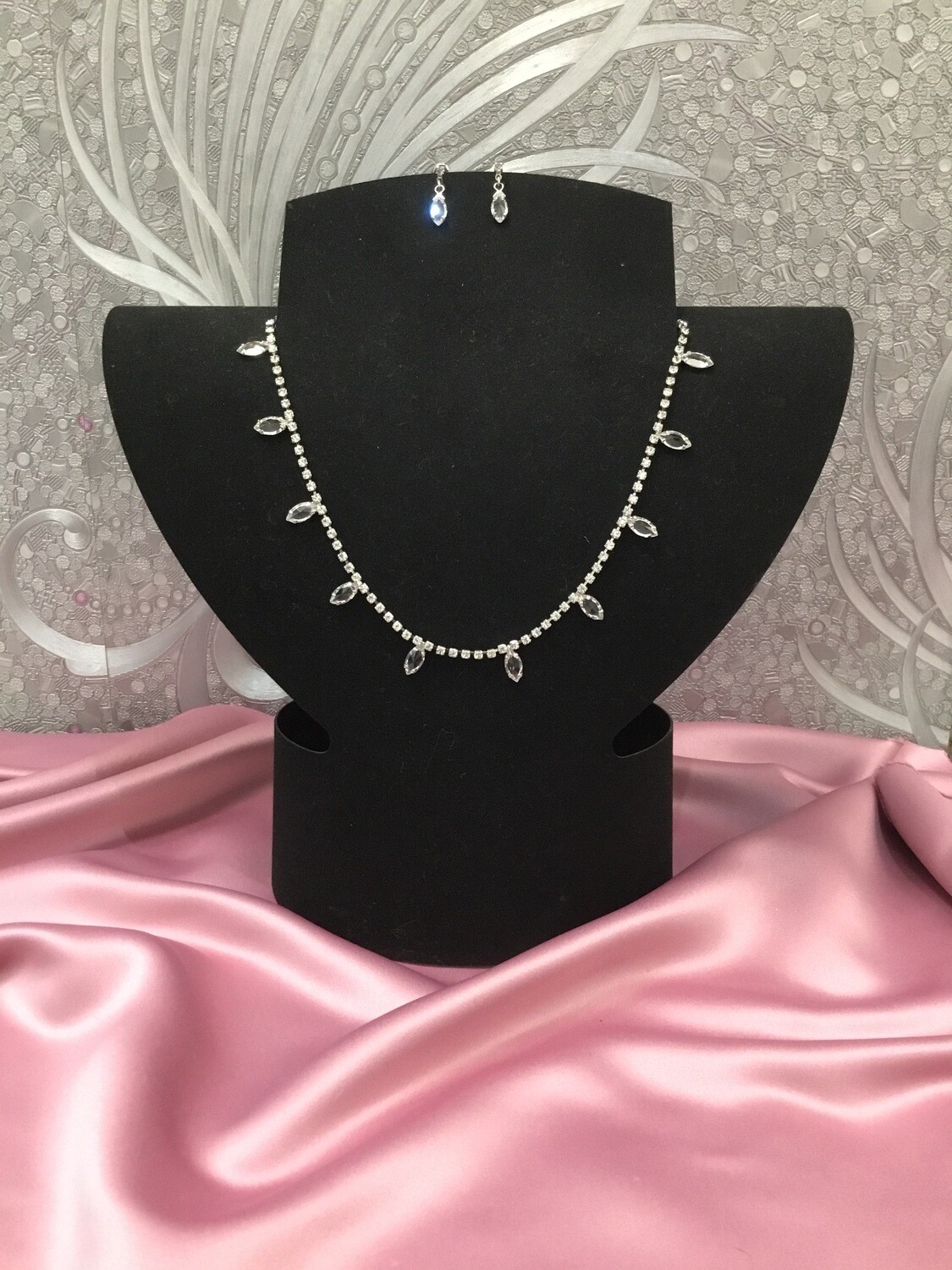 Edles Tropfen-Collier mit Ohrringen Edles Tropfen-Collier mit Ohrringen
