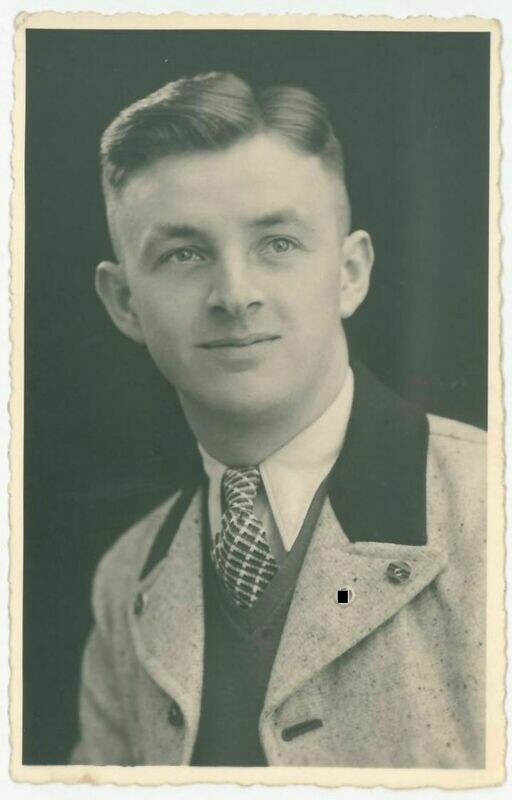 Portrait-Photo SA-Mann im Zivilanzug mit SA-Abzeichen