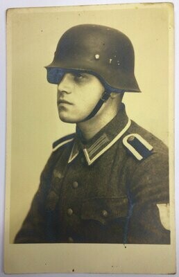 Portrait-Photo Wehrmachtsunteroffizier mit Stahlhelm