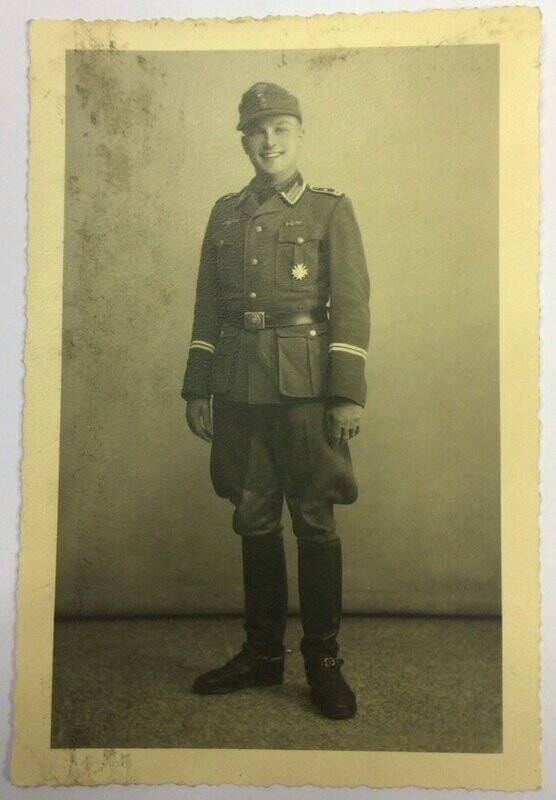Portrait-Photo Wehrmachtsoffizier mit Feldmütze