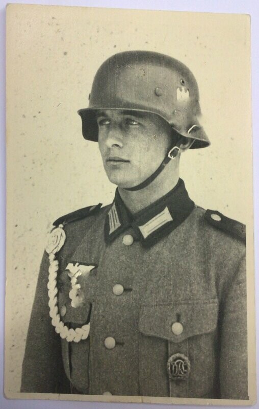 Portrait-Photo Wehrmachtssoldat mit Stahlhelm