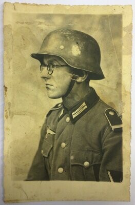Portrait-Photo Wehrmachtssoldat mit Stahlhelm