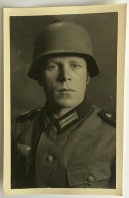 Portrait-Photo Wehrmachtssoldat mit Stahlhelm