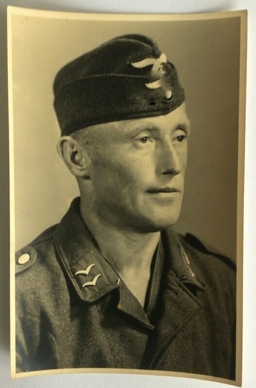 Portrait-Photo Luftwaffesoldat mit Schiffchen