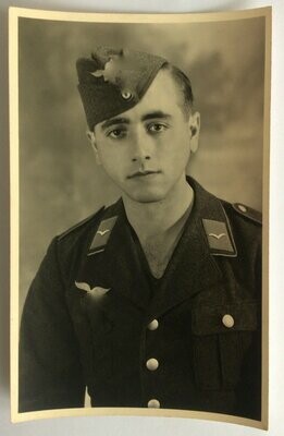 Portrait-Photo Luftwaffesoldat mit Schiffchen