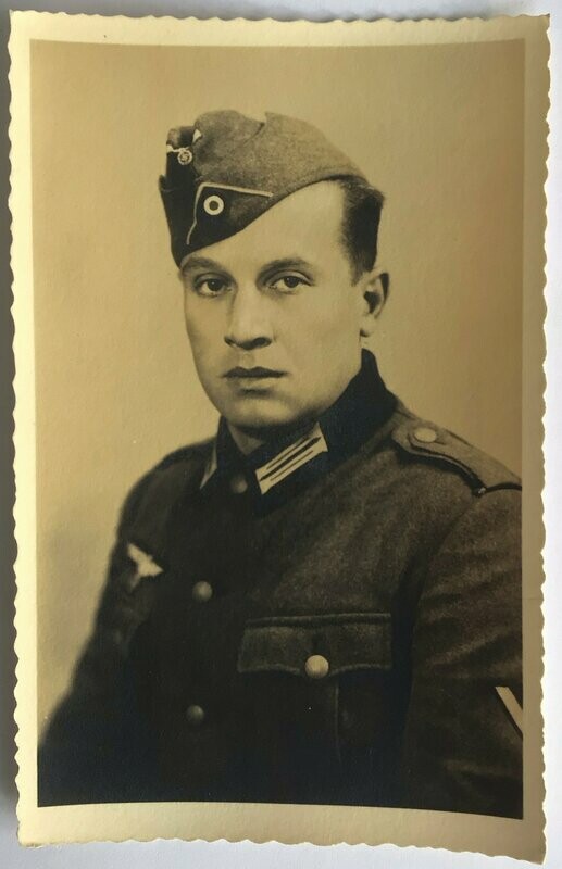 Portrait-Photo Wehrmachtssoldat mit Schiffchen