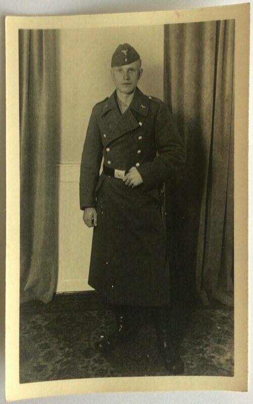 Portrait-Photo Luftwaffesoldat mit Schiffchen
