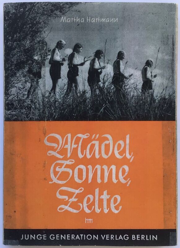 Hartmann: Mädel, Sonne, Zelte - Geschichten und Erzählungen um das Mädellager Hochland - Kartonierte Ausgabe (2. Auflage) aus dem Jahr 1938 mit Schutzumschlag (Kopie) Hartmann: Mädel, Sonne, Zelte - Geschichten und Erzählungen um das Mädellager Hochland - Kartonierte Ausgabe (2. Auflage) aus dem Jahr 1938 mit Schutzumschlag (Kopie)