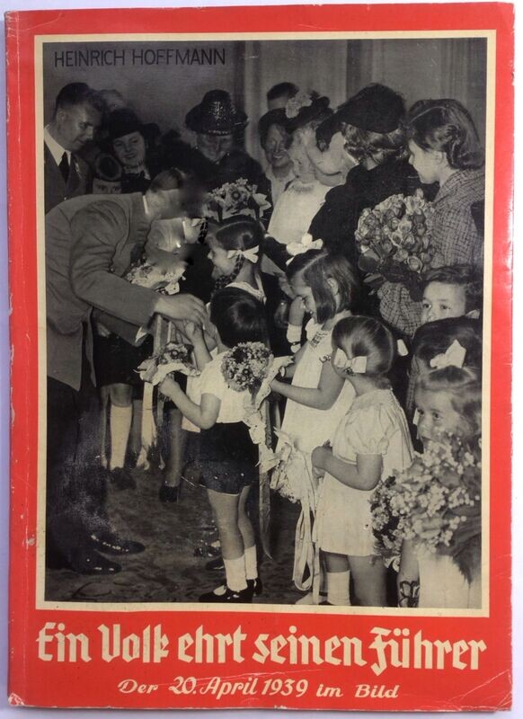Hoffmann-Bildband: Ein Volk ehrt seinen Führer - Der 20. April 1939 im Bild - Broschierte Ausgabe (Erstauflage) aus 1939 mit Original-Schutzumschlag und Widmung von Maria Schicho Hoffmann-Bildband: Ein Volk ehrt seinen Führer - Der 20. April 1939 im Bild - Broschierte Ausgabe (Erstauflage) aus 1939 mit Original-Schutzumschlag und Widmung von Maria Schicho