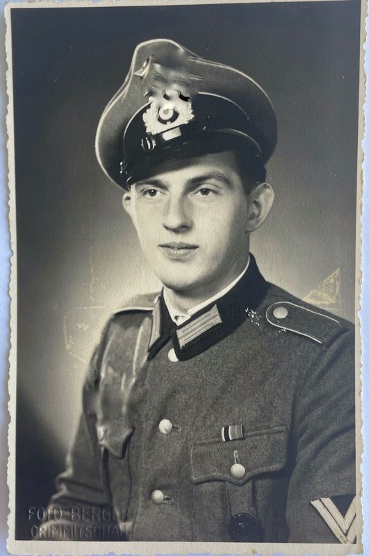 Portrait-Photo Obergefreiter Heer mit Schirmmütze - verschiedene Auszeichnungen