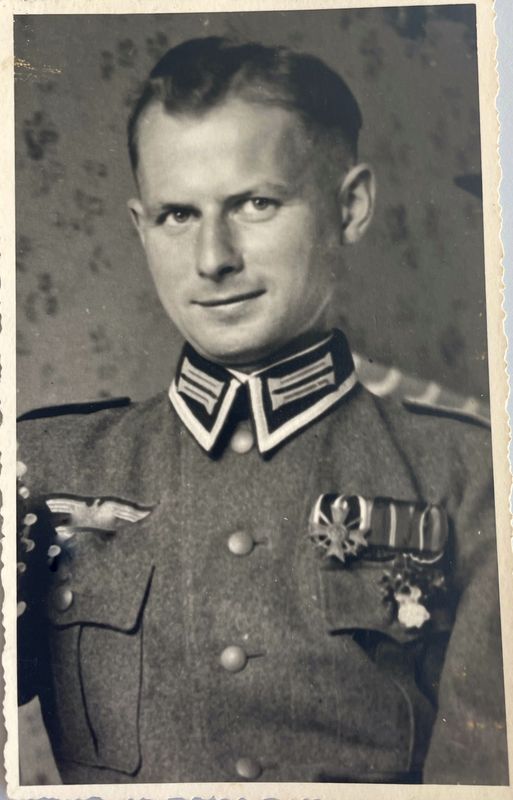 Portrait-Photo Wehrmachtssoldat mit Ordensspange