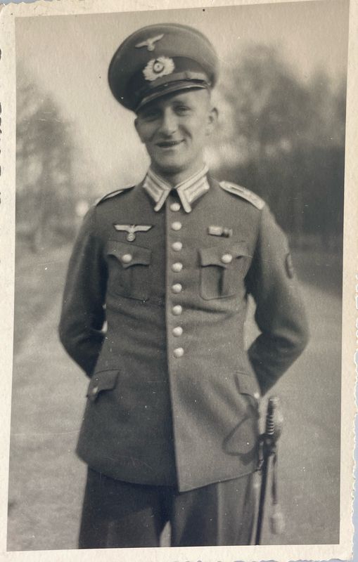 Portrait-Photo Wehrmachtssoldat mit Schirmmütze und Säbel