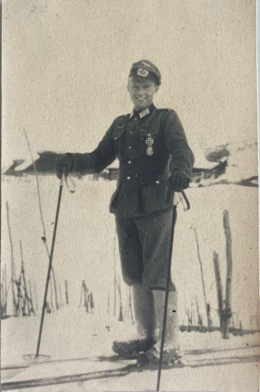 Portrait-Photo Wehrmachtssoldat mit Schirmmütze auf Skiern