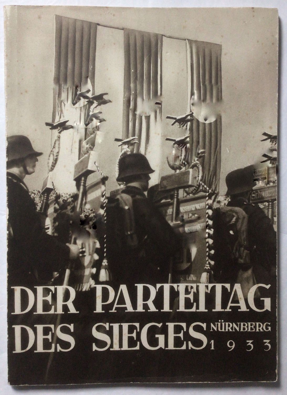 Hoffmann-Bildband: Der Parteitag des Sieges - Nürnberg 1933 - Broschierte Ausgabe (Erstauflage: 1. - 15. Tausend) aus dem Jahr 1933 mit Original-Schutzumschlag