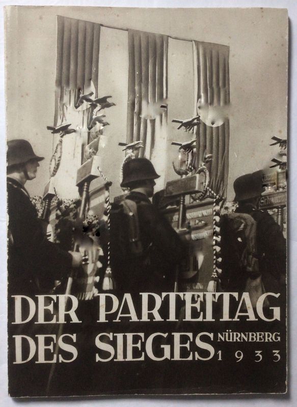 Hoffmann-Bildband: Der Parteitag des Sieges - Nürnberg 1933 - Broschierte Ausgabe (Erstauflage: 1. - 15. Tausend) aus dem Jahr 1933 mit Original-Schutzumschlag Hoffmann-Bildband: Der Parteitag des Sieges - Nürnberg 1933 - Broschierte Ausgabe (Erstauflage: 1. - 15. Tausend) aus dem Jahr 1933 mit Original-Schutzumschlag