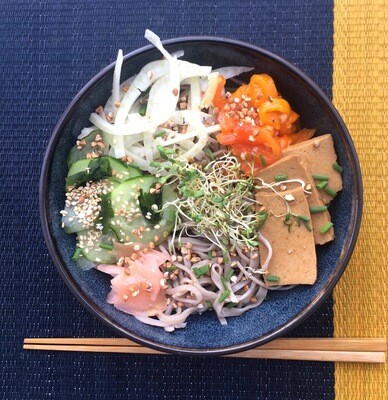 Soba en salade, tofu mariné au miso, kimchi fenouil orange (végétarien)