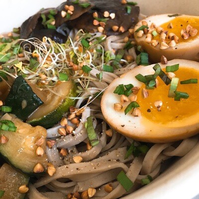 Ramen de soba, ajitamago, bouillon végétal ou tsuyu Ramen de soba, ajitamago, bouillon végétal ou tsuyu
