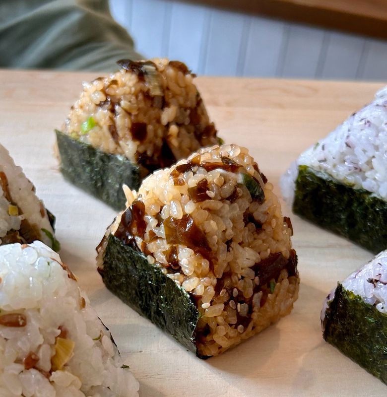 Onigiri au tsukudani de kombu - Végétarien