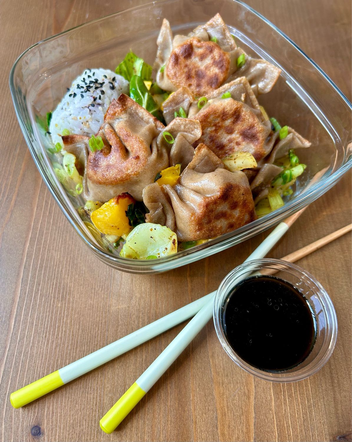 Soba et Gyozas porc et veau aux herbes fraîches, bouillon tsuyu