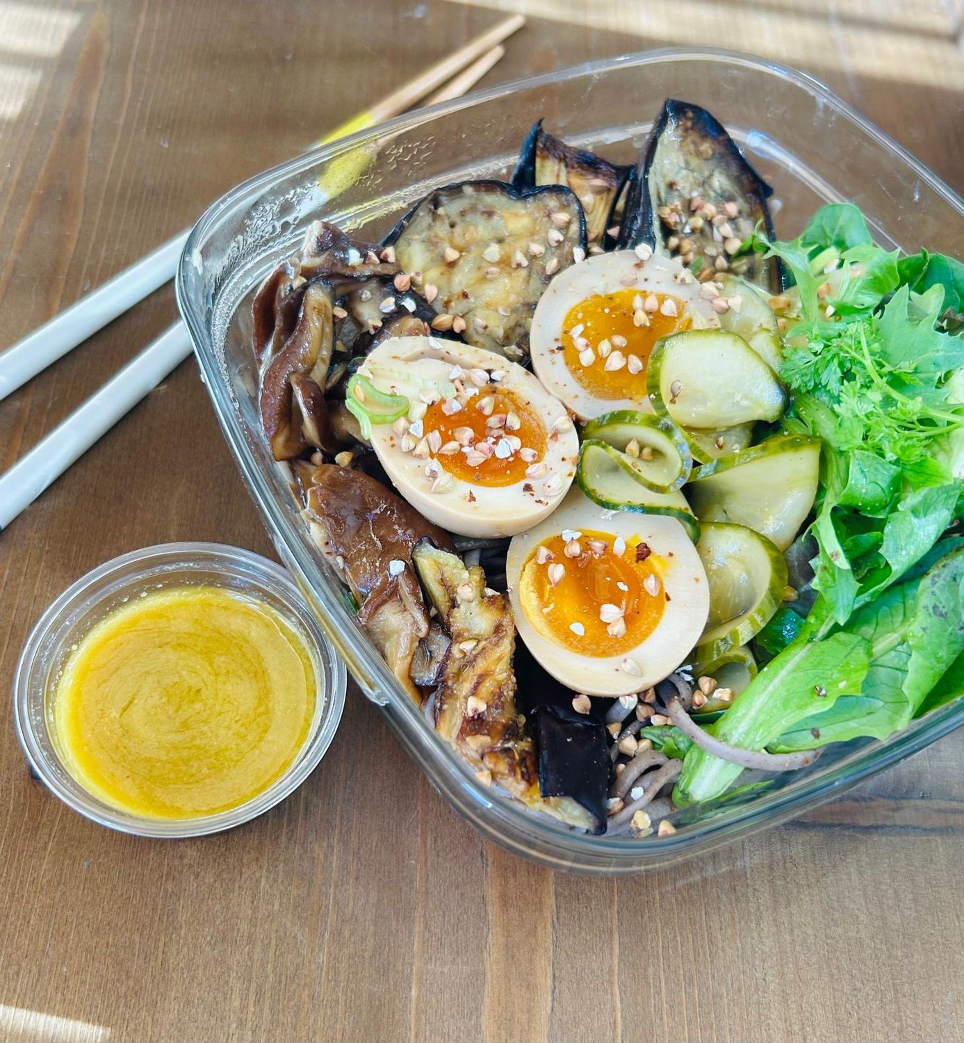 Salade de soba oeuf mariné, féta au sésame, sauce miso, citron, huile d&#39;olive et épices shichimi