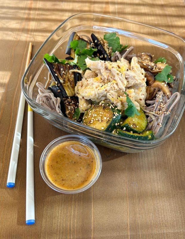 Salade de Soba, effiloché de poulet au citron confit et gingembre