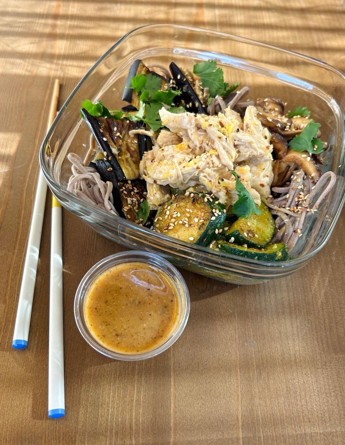 Salade de Soba, effiloché de poulet au citron confit et gingembre