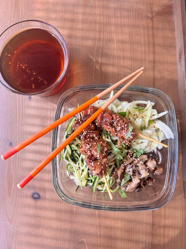 Ramen de soba Brochettes de poulet yakitori, bouillon tsuyu