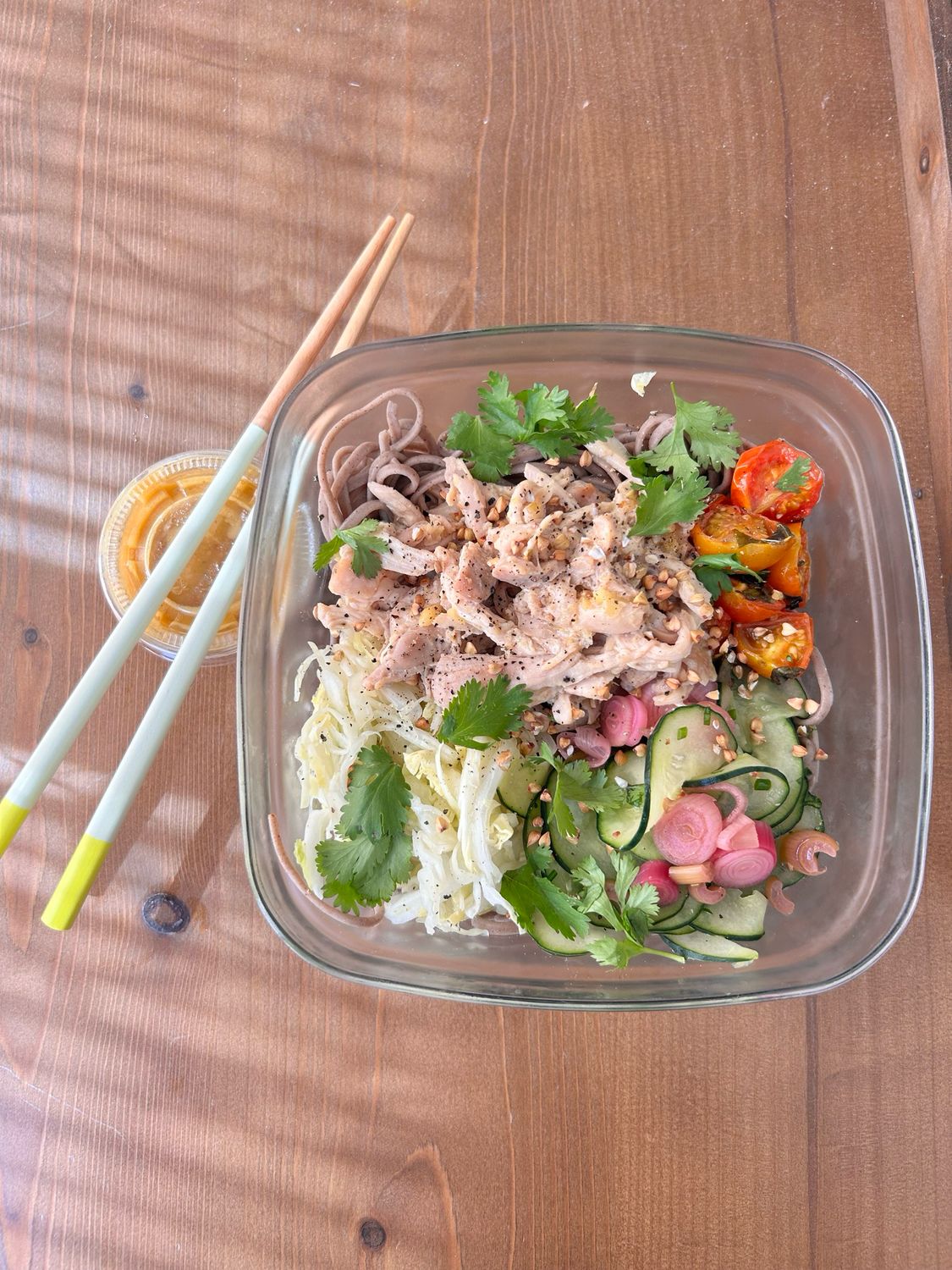 Ramen ou salade de Soba, effiloché de poulet au gingembre et citron confit