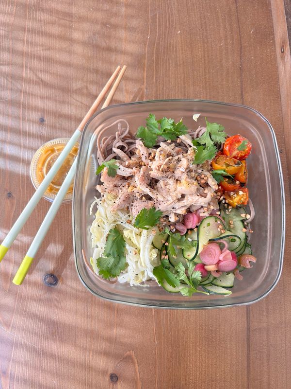 Ramen ou salade de Soba, effiloché de poulet au gingembre et citron confit