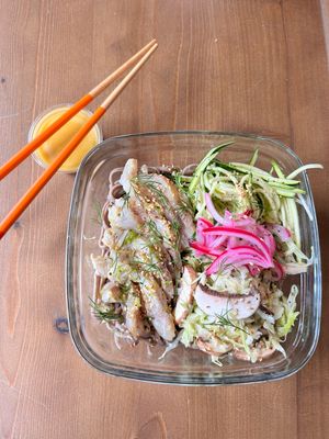 Salade de Soba Ceviche de dos de lieu, sauce gingembre fruit de la passion