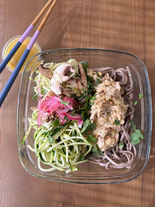 Salade de Soba, effiloché de poulet au gingembre et citron confit