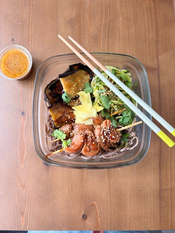 Soba et brochettes de poulet yakitori, bouillon tsuyu