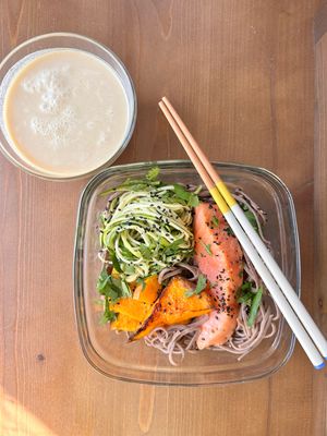 Ramen de soba, saumon mariné mi-cuit, bouillon tsuyu
