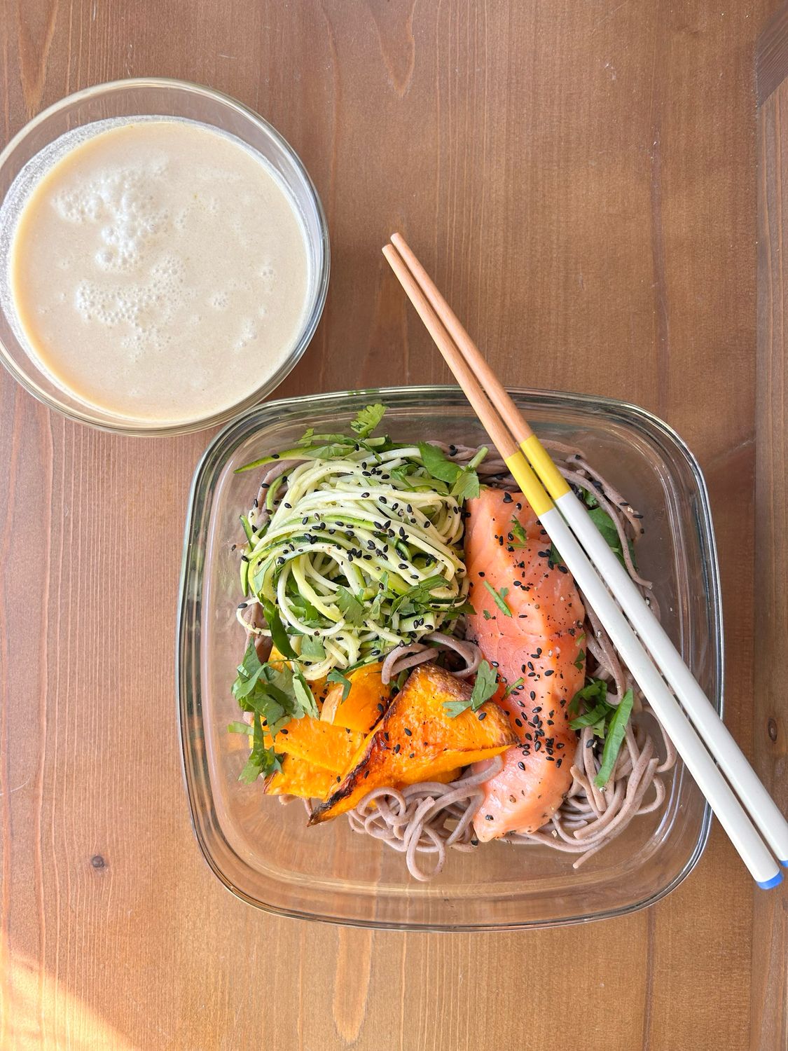 Ramen de soba, saumon mariné mi-cuit, bouillon tsuyu