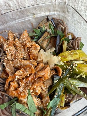 Soba en ramen, éffiloché de poulet au miso et curry japonais
