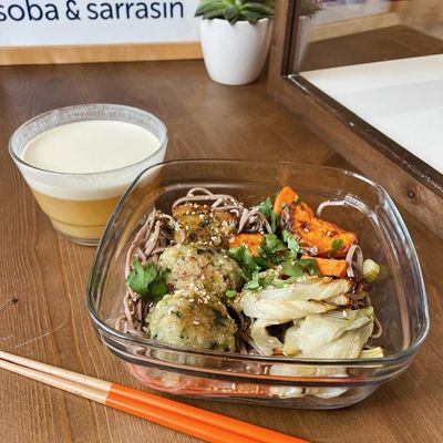 Soba en ramen, croquettes de poisson, bouillon Tom kha kai