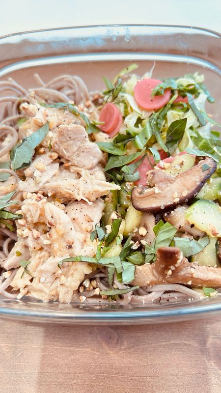 Salade de Soba et effiloché de poulet  citron confit et gingembre