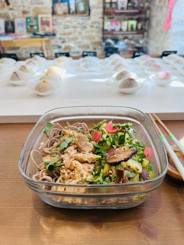 Soba et effiloché de poulet citron gingembre, au choix en salade ou ramen